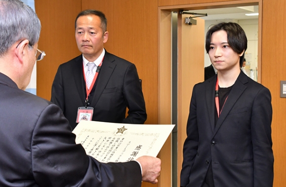 感謝状を受ける冨田社長(右)と村川准教授=県警本部で