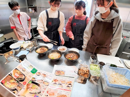 新たなメニュー開発に取り組む学生ら＝金沢市泉野出町の「ハチバンアカデミー」で