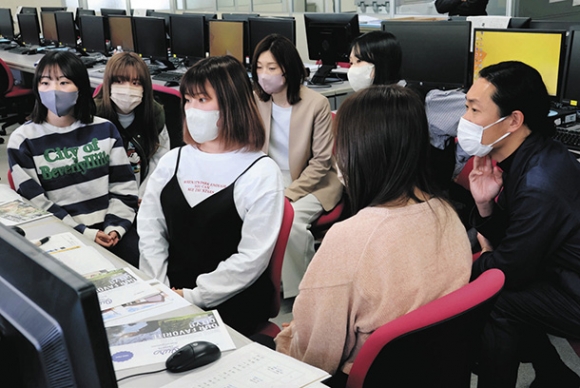 改装プランについて担当業者（右）からアドバイスを受ける学生たち＝岐阜市太郎丸の岐阜女子大で