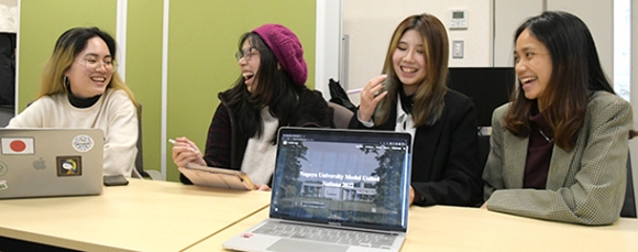 模擬国連大会に向けた準備で意見を交わす留学生たち=千種区の名古屋大で