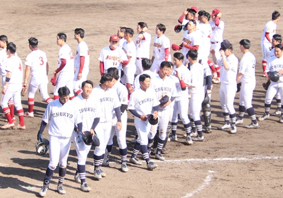 試合後のあいさつを終えてベンチに引き揚げる両チームの選手たち＝愛知県の刈谷球場で（谷大平撮影）