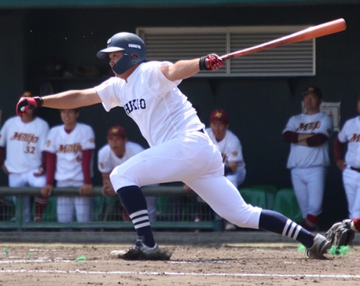 ４回に勝ち越しの左前適時打を放つ中京大の川瀬譲二内野手＝愛知県の小牧市民球場で（谷大平撮影）