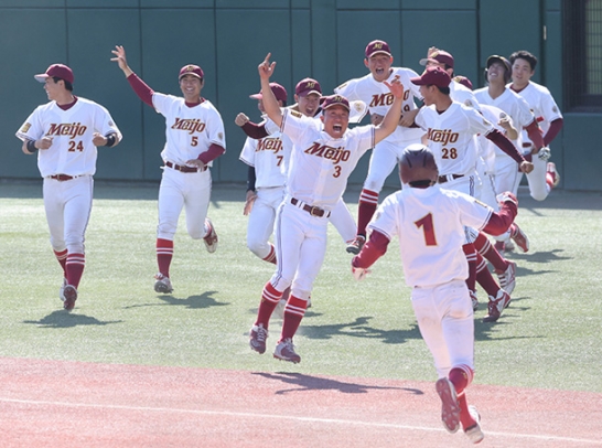 中京大－名城大　９回裏名城大、河田の内野安打でサヨナラ勝ちし喜ぶ名城大ナイン＝パロマ瑞穂野球場で（いずれも森研人撮影）
