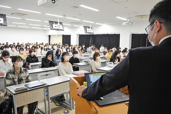桂さん（右）の注意に耳を傾ける学生たち＝大府市江端町の人間環境大で