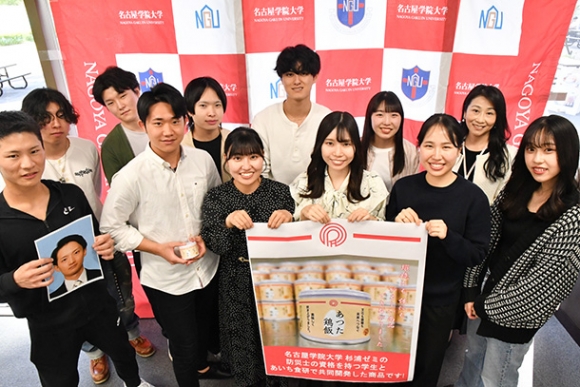 江戸時代のご当地グルメを災害時の非常食としても食べられるようアレンジした学生ら＝熱田区熱田西町の名古屋学院大で