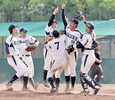 11季ぶり4度目の優勝を決め、マウンドに集まる中部大ナイン=パロマ瑞穂野球場で(篠原麻希撮影)