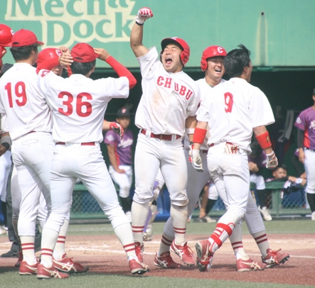 １０年ぶりの全日本大学野球選手権大会への出場を決め、喜ぶ中部学院大ナイン＝三重県伊勢市のダイムスタジアム伊勢で（谷大平撮影）