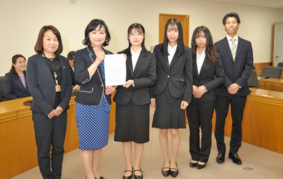 鷹羽議長（左から２人目）に請願書を提出するゼミ生の代表ら＝大府市役所で