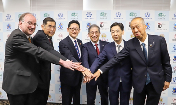 連携協定を結んだ６大学の学長ら＝金沢市広岡で