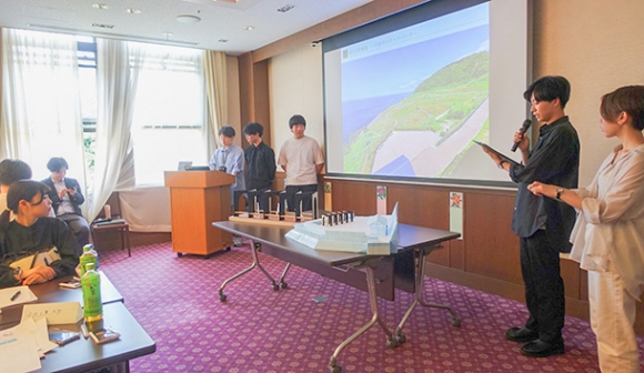 模型などを使って、道の駅を飾るアート作品の計画を説明する学生ら＝金沢市広坂２のしいのき迎賓館で