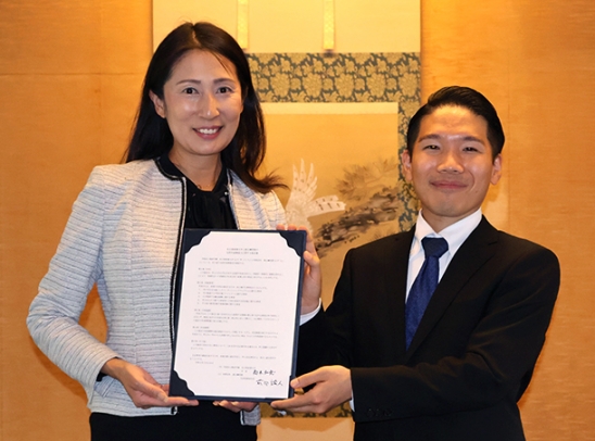 協定書を交わす高木学長（左）と前田社長＝津市榊原町の湯元榊原館で