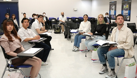 観光ＰＲ動画の実例を見て学ぶ留学生ら＝名古屋市中区の中日新聞社で