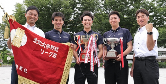 愛知大学野球春季リーグでの優勝を報告した中部大硬式野球部の（左から）原義彦コーチ、広田陽斗副主将、佐野主将、大西菖瑚主務、堀田監督＝中日新聞社で