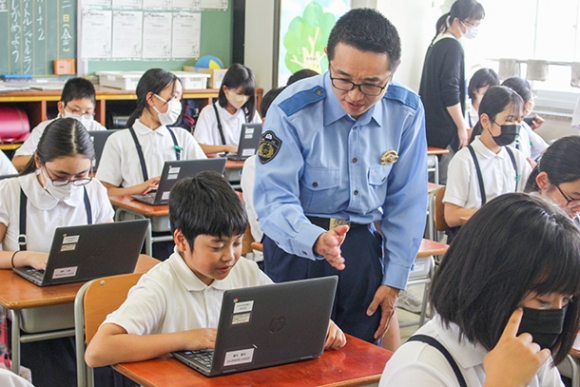 サイバーセキュリティーを楽しく学べるゲームに取り組む小学生たち=金沢市三馬小で