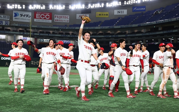 日本文理大を破り、喜ぶ中部学院大ナイン＝東京ドームで（平野皓士朗撮影）