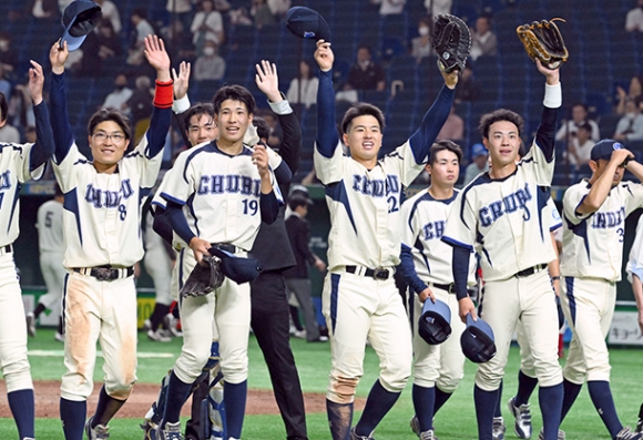 九産大－中部大　九産大を破って初戦を突破し喜ぶ広田（中央）ら中部大ナイン＝東京ドームで（由木直子撮影）