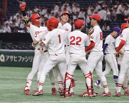 天理大－中部学院大　１１回裏中部学院大無死満塁、サヨナラ打を放ちナインと喜ぶ大江（左端）＝東京ドームで（市川和宏撮影）