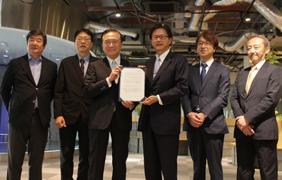 再生医療分野の連携を発表した黒岩祐治・神奈川県知事（左から３人目）、慶応大の中村雅也副医学部長（同４人目）ら＝７日、川崎市川崎区で