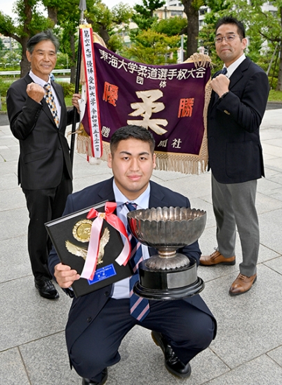 全国大会へ向け、意気込む深井副主将（手前）と磯部晴夫部会長（左奥）、久野監督＝中日新聞社で