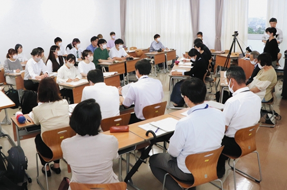 真剣な表情でメモを取り、話を聞く学生ら＝１日、伊勢市神田久志本町の皇学館大で