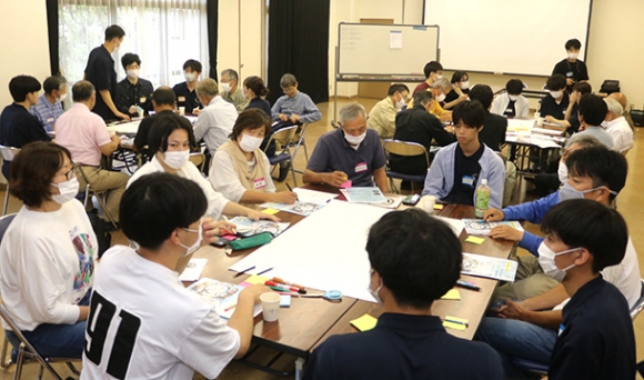 祠峯公園やまちづくりについて意見交換する参加者＝武豊町の砂川会館で