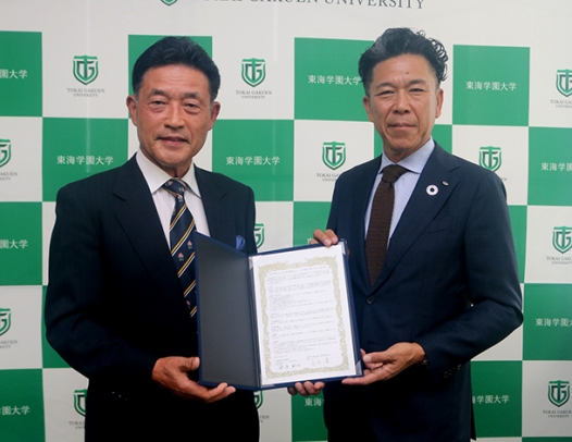 協定書に署名した石川学長（左）と餅原社長＝天白区中平２の東海学園大名古屋キャンパスで