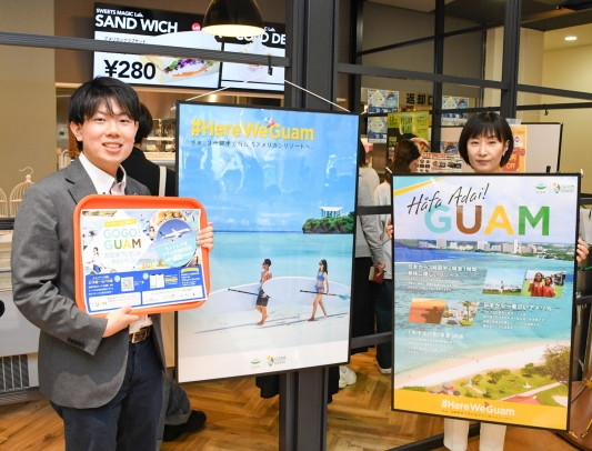 学生食堂で海外旅行をPRする中部国際空港会社や好生館プロジェクトの担当者=昭和区の南山大で