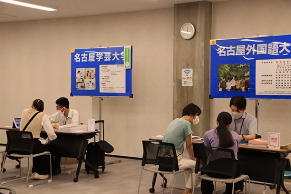 担当者が高校生らの相談に応じる会場＝飯田市の丘の上結いスクエアで