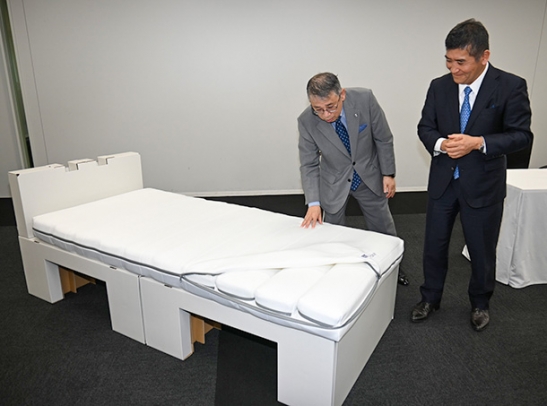 マットレスについて高岡会長兼社長（右）から説明を受ける星長理事長＝豊明市の藤田医科大で