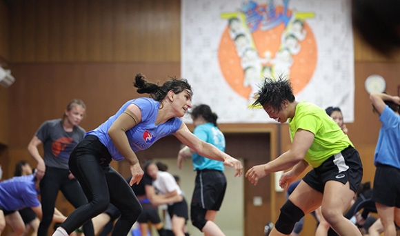 至学館大と合同練習するレスリング女子ウクライナ代表の選手ら＝２６日夕、愛知県大府市の同大で（小沢徹撮影）