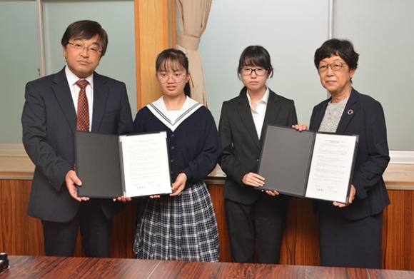 協定書を交わした松川学長（右）、出野校長（左）ら＝伊那市の伊那西高で