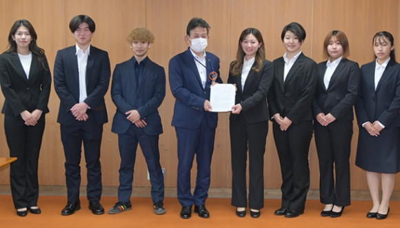 篠田副町長（左から４人目）に要望書を手渡すゼミ生たち＝東浦町役場で