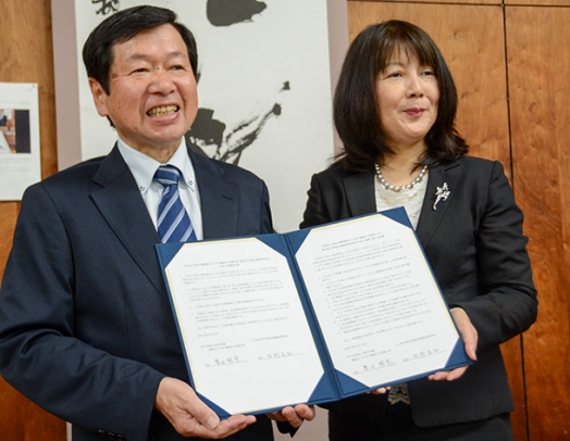 協定書を手にする春日学長（左）と牧野校長＝新城市の新城有教館高で