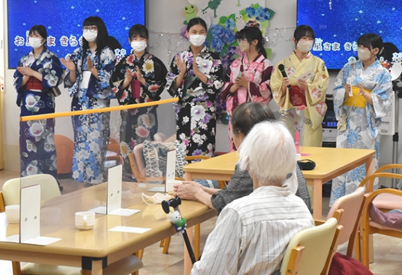 浴衣姿で「たなばたさま」を歌う学生=稲沢市の「デイサービスおひさま3号館」で