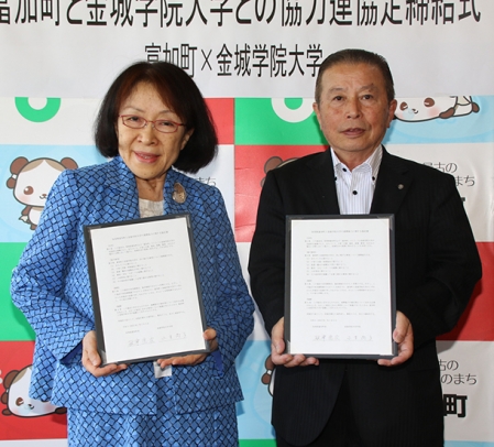 協定書に署名した小室学長(左)と板津町長=岐阜県富加町役場で