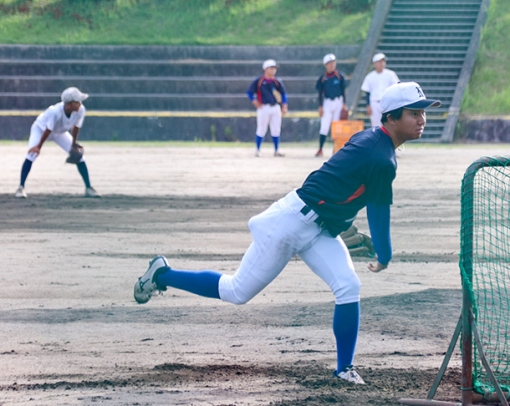 高校生を相手に打撃投手を務める日福大の硬式野球部員＝東浦町の東浦高で
