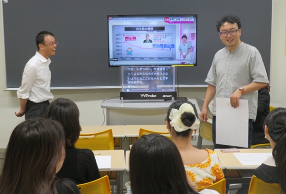 キャスターの声を文字化したニュース番組を学生が視聴した事前授業=名古屋市千種区の椙山女学園大学で