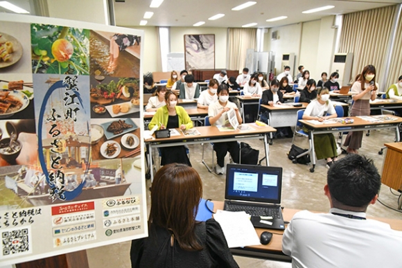 ふるさと納税についてＰＲ方法の改善策などを話し合う学生ら＝蟹江町役場で