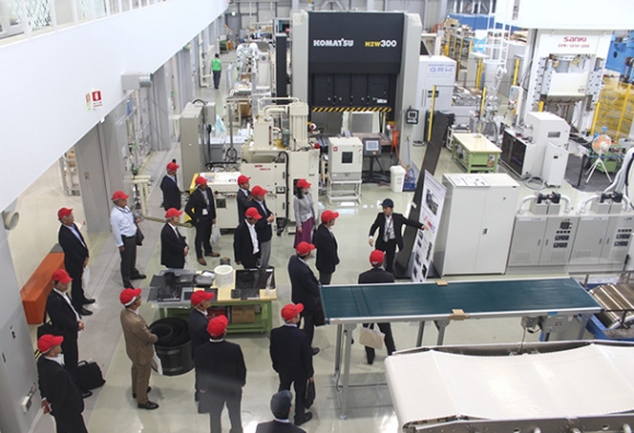 産総研と共同研究を進める金沢工大革新複合材料研究開発センターを見学する関係者ら＝石川県白山市で