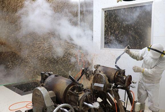ポン菓子を作る「穀物膨張機」=愛知県南知多町の家田製菓で