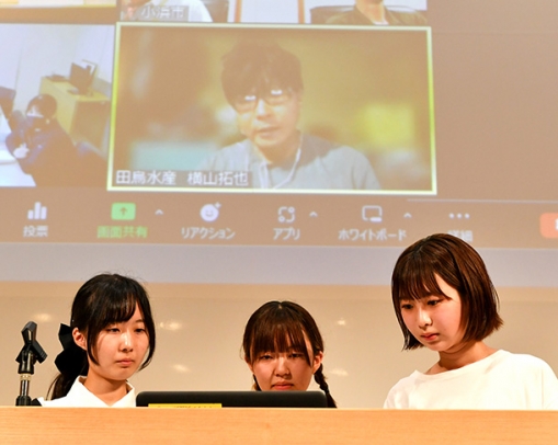 モニターに映った福井県小浜市の水産事業者からプレゼンテーションの講評を受ける学生=名古屋市中村区の愛知大名古屋キャンパスで