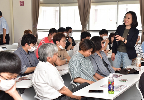 田島参院議員(右)と交流する学生ら=豊橋市の愛知大豊橋キャンパスで