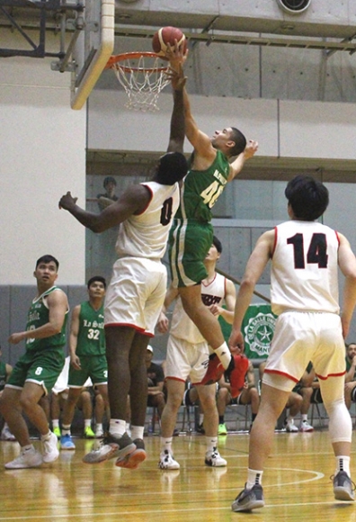 熱戦を繰り広げる選手たち＝熱田区の名古屋学院大で