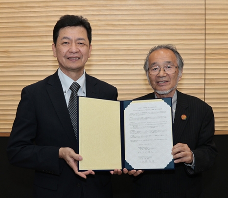 高大連携の協定書に署名した佐分学長（右）と加藤校長＝犬山市の名古屋経済大で