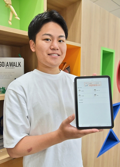 アプリ「あんよ」を紹介するジークス社長で名大生の村上嘉一さん＝名古屋市内で