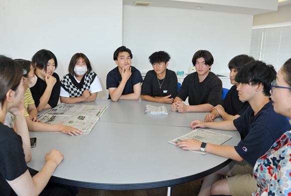 活動を振り返る越智准教授と学生たち＝大府市横根町の至学館大で