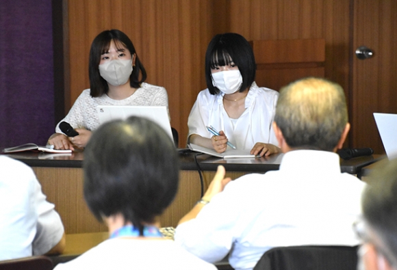 富加町職員ら(手前)と意見交換する金城学院大の知花さん(左)と中村さん=同町役場で