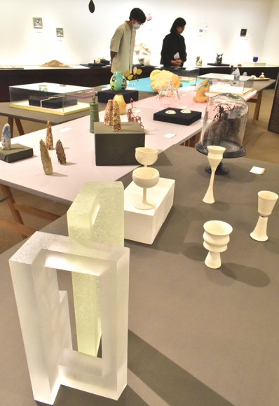 名古屋芸術大の学生、卒業生、教職員らの作品が並ぶ展示＝栄の名古屋三越栄店で