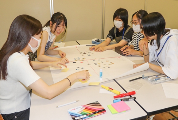 日本各地の水族館で販売されている商品を分類する生徒ら=港区の名古屋港水族館で