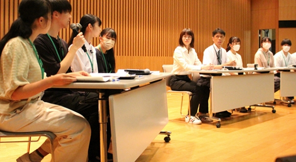 評議で判決の内容について話し合う高校生ら＝名古屋市千種区の名古屋大で